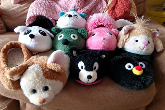 Plusieurs pantoufles douillettes de différentes couleurs et formes