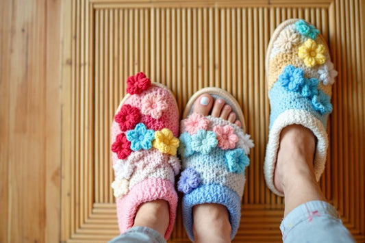 Trois pantoufles tricotées à la main avec des fleurs colorées